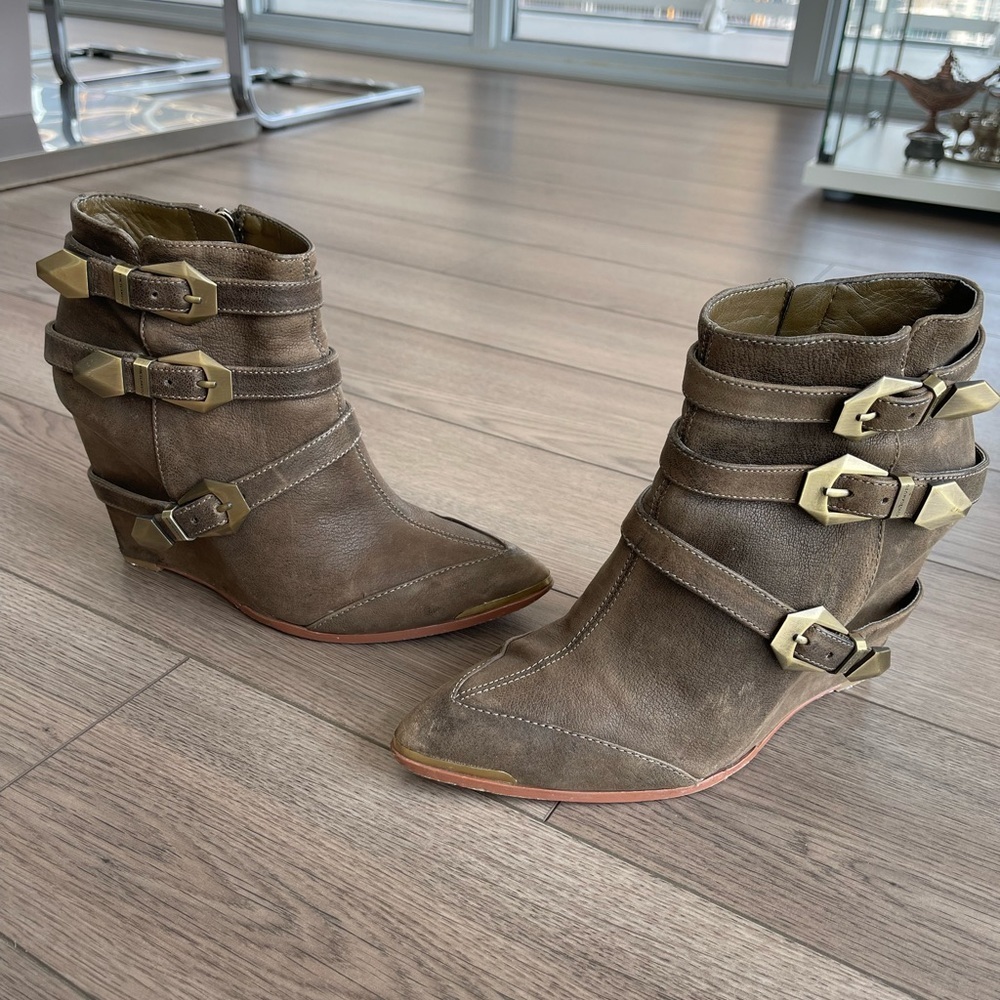 VINCE CAMUTO Kannon Wedge Boots - Picture 4 of 6